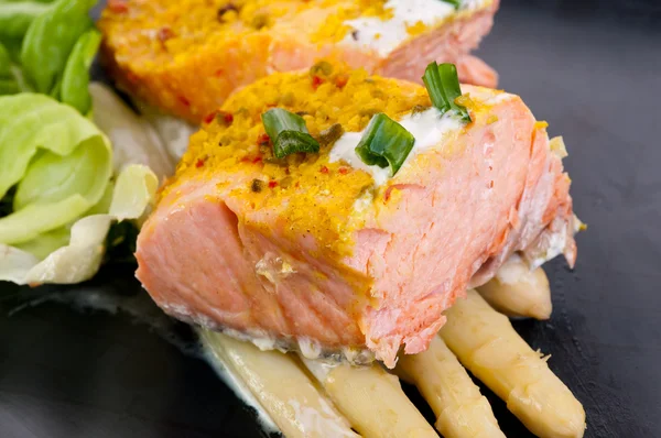 Norwegian salmon with asparagus — Stock Photo, Image