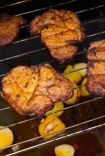 Varkensvlees nek gegrild in de keuken oven — Stockfoto