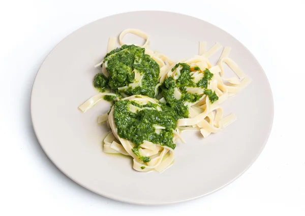 Tagliatelle con spinaci su piatto — Foto Stock