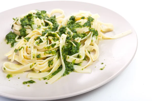 Tagliatelle con spinaci su piatto — Foto Stock