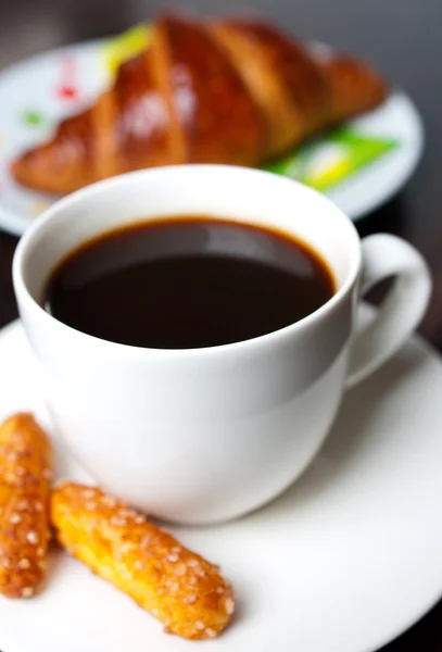 El desayuno fresco y ligero y el café . —  Fotos de Stock