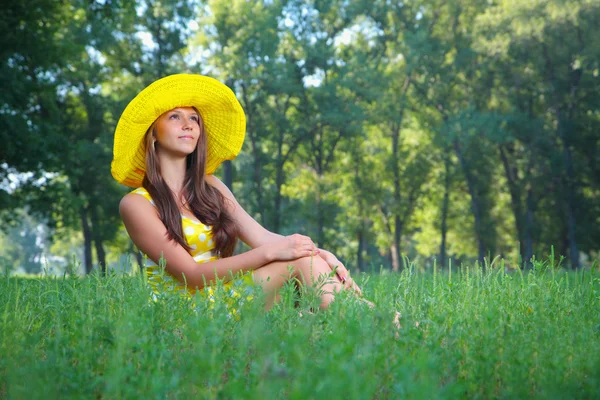 Het meisje in een hoed — Stockfoto