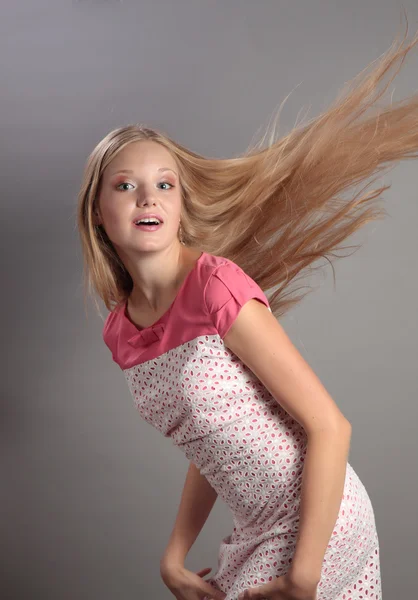 Menina bonita com cabelo fluttering . — Fotografia de Stock