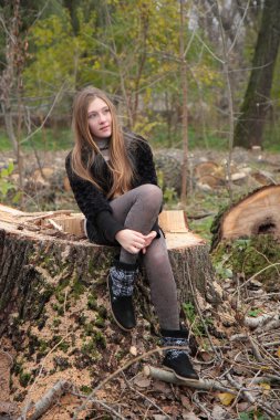 kesilen ağaçlar ve bir kız.