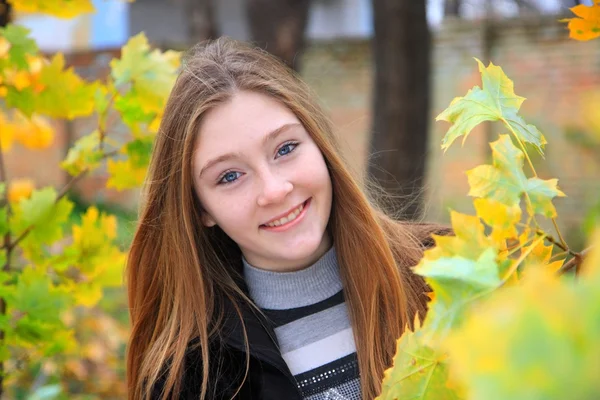 Smiling girl in park — Stock Photo, Image