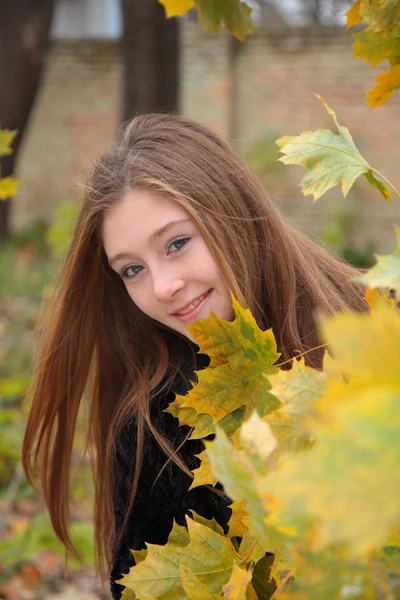 Lachende meisje in park — Stockfoto