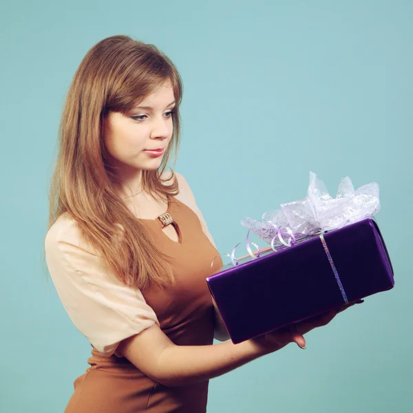 Vacker flicka med en gåva. — Stockfoto