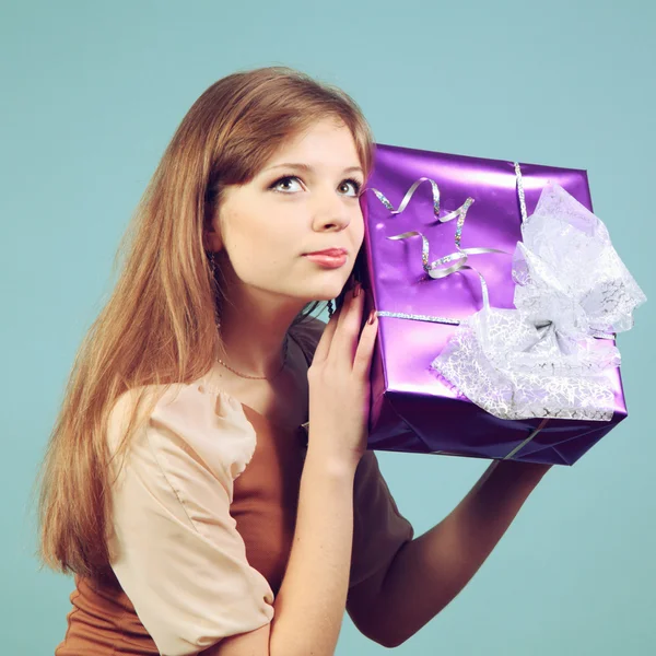 Menina bonita com um presente . — Fotografia de Stock