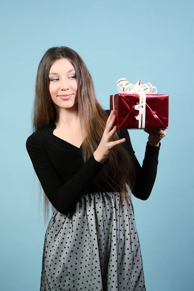 Menina feliz bonita com um presente . — Fotografia de Stock