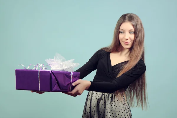 Menina feliz bonita com um presente . — Fotografia de Stock