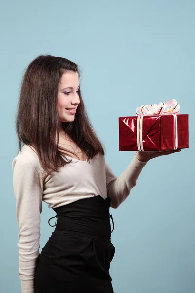 Mooi meisje met een geschenk. — Stockfoto