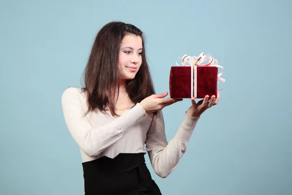 Mooi meisje met een geschenk. — Stockfoto
