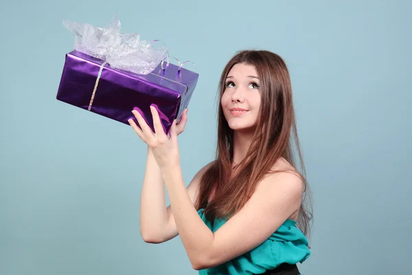 Menina bonita com um presente . — Fotografia de Stock