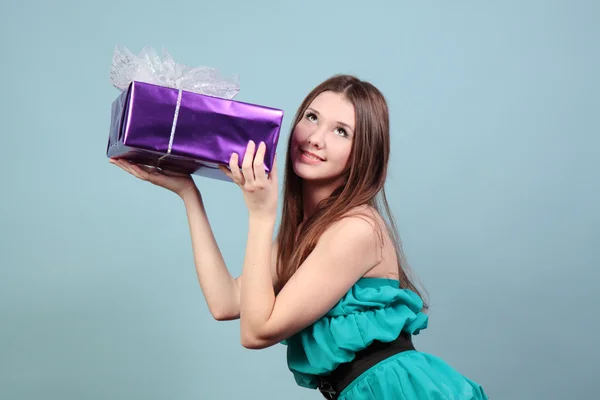 Menina bonita com um presente . — Fotografia de Stock