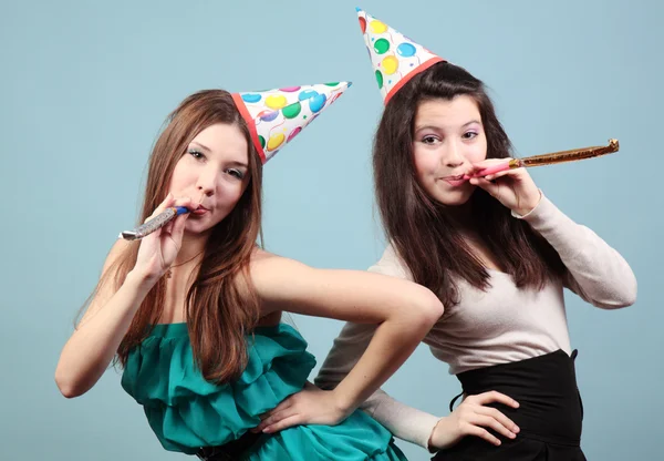 Een groep van geluk, mooie meisjes op het feest. — Stockfoto