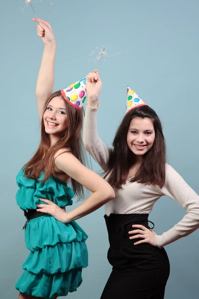 Een groep van geluk, mooie meisjes op het feest. — Stockfoto