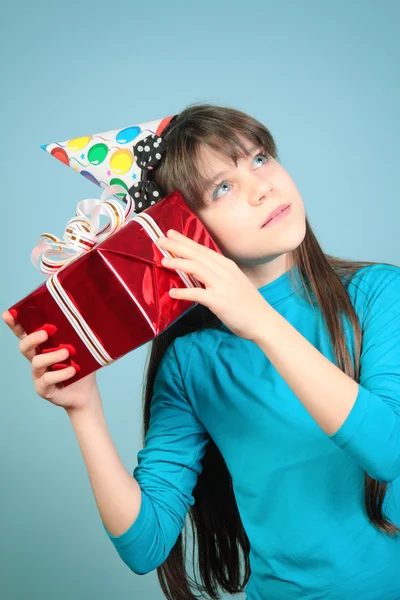 Meisje met een cadeau. — Stockfoto