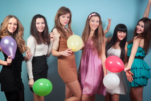 Groep van mooie meisjes op het feest — Stockfoto