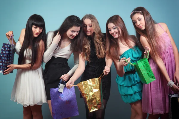 Grup alımları ile neşeli bir kız.