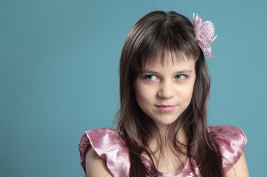 utangaç kız portresi.