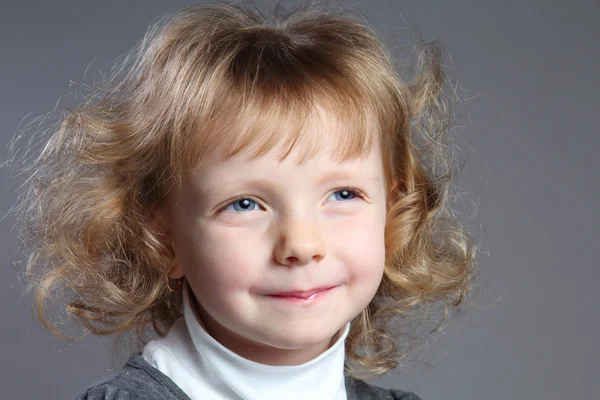 Retrato de menina encantadora pequena . — Fotografia de Stock