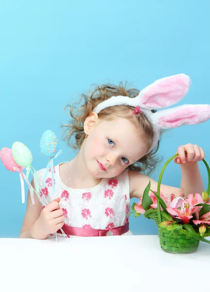 Маленькая, веселая девочка с кроличьими ушами — стоковое фото