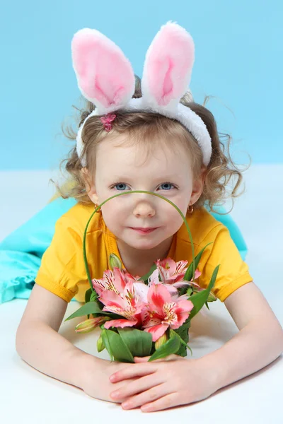 Ragazza con orecchie di coniglio — Foto Stock