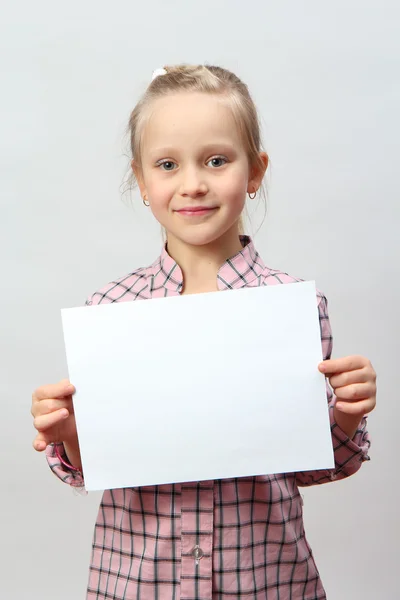 Niña sosteniendo un cartel en blanco — Foto de Stock