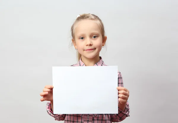 Küçük kız elinde boş bir işaret tutuyor.