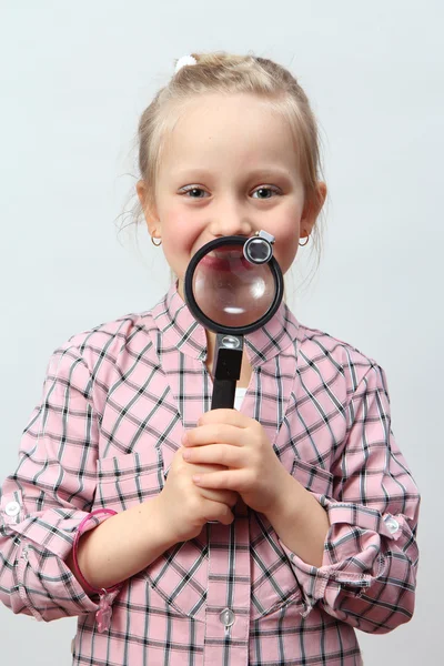 Jenta utforsker med forstørrelsesglass. . – stockfoto