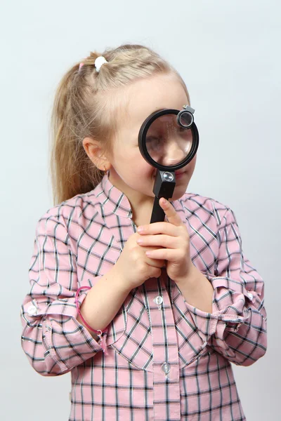 Menina explora com uma lupa . — Fotografia de Stock