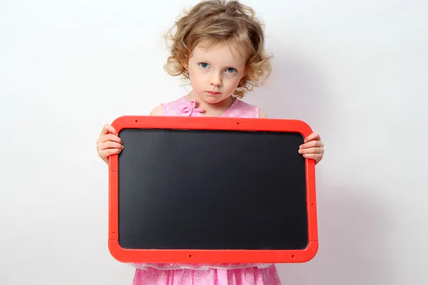 Ragazzina con un segno in bianco — Foto Stock