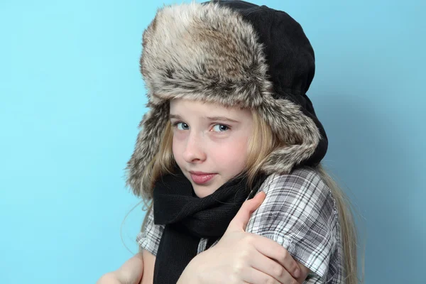 Frozen girl in the hat. — Stock Photo, Image