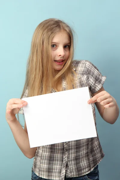 Chica sosteniendo un signo en blanco — Foto de Stock