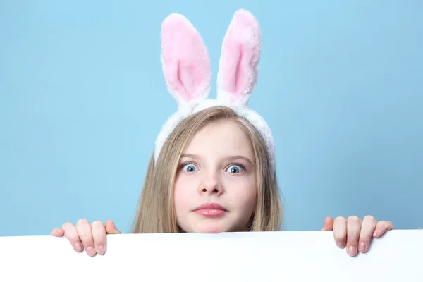 Meisje met konijn oren — Stockfoto