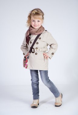 stüdyoda küçük kız.