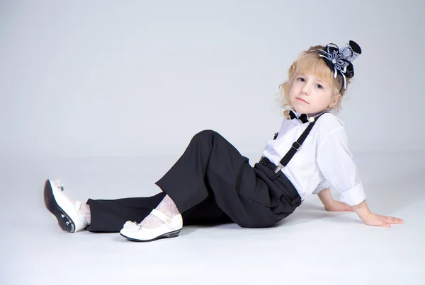 Malá holčička v ateliéru. — Stock fotografie
