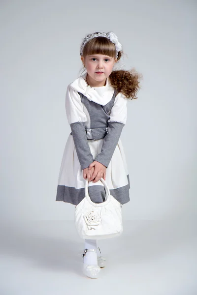 Malá holčička v ateliéru. — Stock fotografie