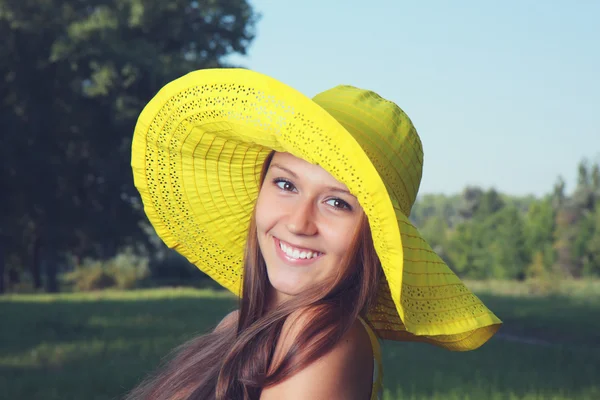 Vacker flicka i en hatt. — Stockfoto