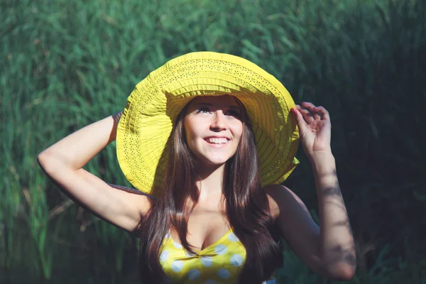 Belle fille dans un chapeau . — Photo