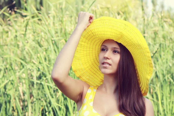 Gyönyörű lány a kalapban. — Stock Fotó