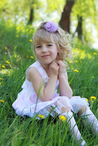 Маленькая девочка на траве . — стоковое фото