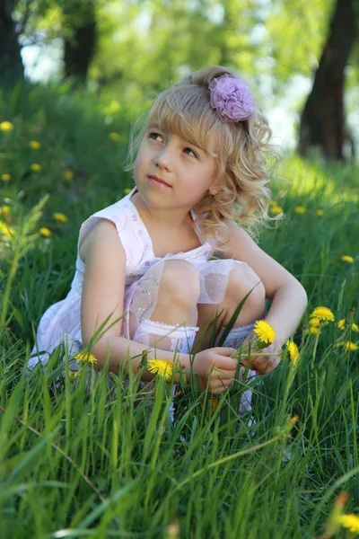 Meisje op het gras. — Stockfoto