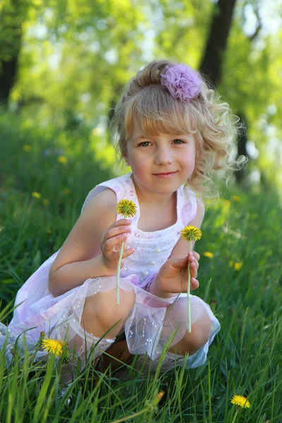 Meisje op het gras. — Stockfoto