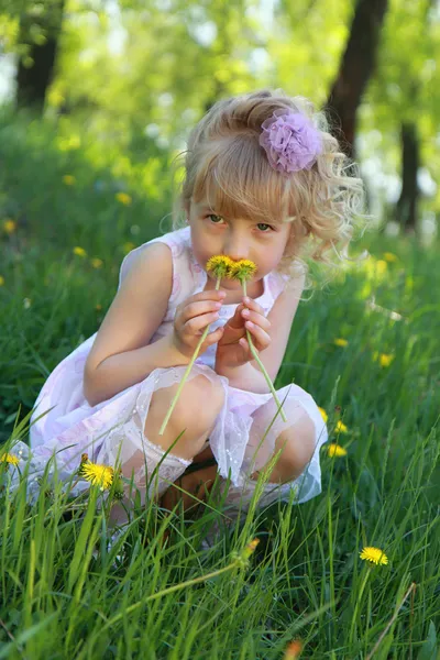 Meisje op het gras. — Stockfoto