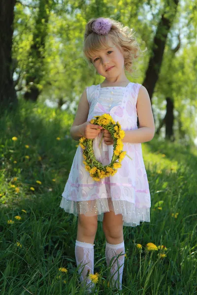 Kleines Mädchen auf dem Gras. — Stockfoto