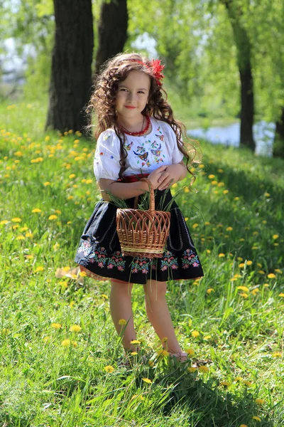 Petite fille dans le costume national ukrainien . — Photo