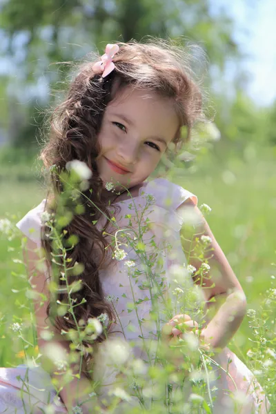 Meisje op gras. — Stockfoto