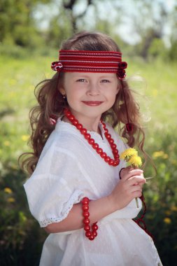 doğa üzerinde küçük kız.