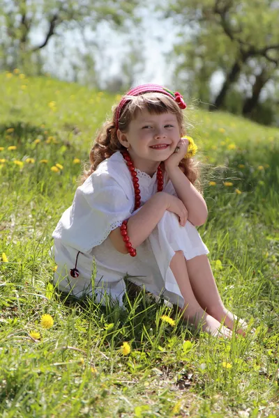 Liten flicka på naturen. — Stockfoto